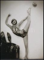 cca 1928 Egerváry Bea magyar táncosnő Bécsben, Manassé műterem felvétele, 1 db modern nagyítás, jelzés nélkül, 21x15 cm