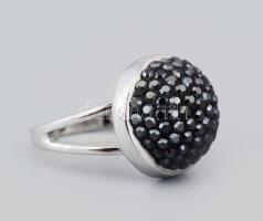Ezüst (Ag) gyűrű fekete kövekkel, jelzett, méret: 57, bruttó: 5,2 g