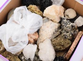 Ásványgyűjtemény egy nagy dobozban, sokféle, szép, méretes ásvány, moissonite, pirit, achát, köviróz...