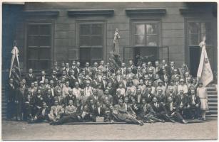 1924 Wien, Vienna, Bécs; Banater Sänger. Foto Medina / temesvári és bánsági német dalkörök énekesei, zászlókkal / German singers from Timisoara and Banat, with flags. photo