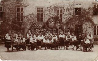 1919 Sopron, Orsolya-rendi növendékek az intézet udvarán, hátoldalán aláírásokkal. photo (EM)
