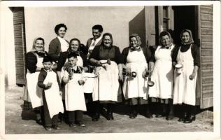 Ruszt, Rust; szakácsnők és gyerekek. Karl Allmann Fotograf / cooks and children. photo (apró szakadás / tiny tear)