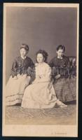 cca 1870 Három lány portréja, vizitkártya A. Schivert román udvari fényképész (Nagyszeben, Sibiu) műterméből, 10,5x6 cm