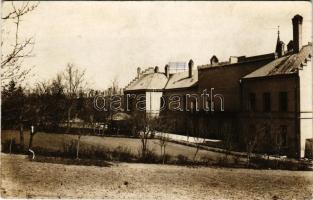 1929 Veszprém, Angolkisasszonyok intézetének belső udvara. Vitéz Mészáros fényképész felvétele, photo (EB)