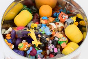 Egy doboznyi, legnagyobbrészt Kinder figura, több darab még összerakatlanul a műanyag tojásban