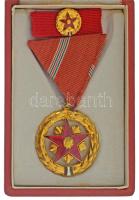 1957. "Szocialista Munkáért Érdemérem" zománcozott fém kitüntetés mellszalagon, miniatűrrel szalagsávon, tokban T:AU patina NMK 604.