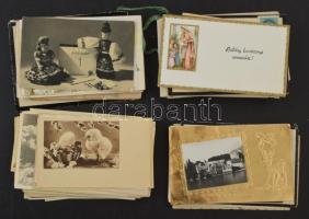 Kb. 100 db főleg MODERN kisméretű üdvözlőkártya, közte sok régi / Cca. 100 mainly modern small sized greeting art cards, with many pre-1945 ones