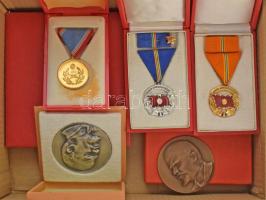 Vegyes 11db-os magyar szocialista jelvény, emlékérem és plakett tétel T:UNC,AU