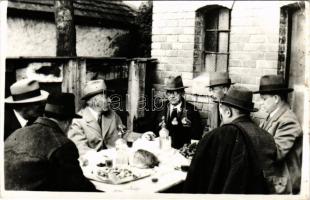 Leszih Andor (1880-1963) muzeológus, numizmatikus Móra Ferenc (?) társaságában. photo (non PC) (EK)