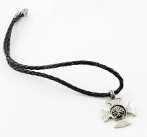 Bőr nyaklánc fém kereszt medállal, h: 26 cm