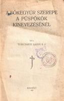 Tomcsányi Lajos:  A főkegyúr szerepe a püspökök kinevezésénél. Budapest, 1922. (Apostol-ny. rt.) 98 + [2] p. Egyetlen kiadás. Tomcsányi Lajos (1846-1926) jezsuita szerzetes, pedagógus, egyházi író jogtörténeti műve a püspöki kinevezés jogát tekinti át. A szerző alapvető véleménye szerint - a hazai gyakorlattal szemben - a püspökök kinevezésének joga az egyházat illeti meg, nem az apostoli királyokat, ez utóbbiak csupán javaslatot tehetnek. Jezsuita szerzőnk ennek megfelelően (érdemeik elismerése mellett) elmarasztalja Werbőczi István és Pázmány Péter vélekedését, mely a főkegyúri jogot királyi kézben hagyja. Az első borítófedélen és a címlapon régi gyűjteményi bélyegzések, néhány oldalon aláhúzások. Könyvtári duplum. Poss.: Pécsi jezsuiták könyvtára. Fűzve, sérült, elszíneződött kiadói borítóban.