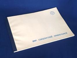 Az ORFI Császárfürdő rekonstrukciójának megvalósulási terve. (1978). Budapest, 1978. Budapesti Városépítési Tervező Vállalat. [34] p. + 21 t. (homlokzatrajzok, enteriőrrajzok, műszaki rajzok) + 9 térkép (alaprajzok). Folio. Haránt alakú album. Egyetlen kiadás. Limitált példányszámban készült műszaki dokumentációnk az Országos Reuma- és Fizioterápiás Intézet (ORFI) kezelésében álló Császárfürdő esedékes felújításának alapos terve. Buda II. kerületében, a Duna mentén, Felhévíz városrészben az 1560-as évek óta állt a török fürdő, mely sértetlenül átvészelte a török, majd a Habsburg-időket. A neves fürdőt 1841-1848 között Hild József klasszicista stílusban építette át, a hozzá épített udvarral pedig a fürdőnek is helyet adó épületegyüttes Buda valóságos korzójává, találkozó- és szórakozóhelyévé vált, a két világháború között pedig versenyuszodát is építettek hozzá. Kiadványunk a háború utáni, 1978. évi rekonstrukció tervezete, első oldalain épülettörténeti részletekkel, majd a táblákon homlokzatrajzokkal és műszaki ábrákkal, valamint az épületcsoport alaprajzi dokumentációjával. Fűzve, feliratozott kiadói borítóban. Jó példány.