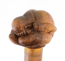 Fa sétabot, arcát a tenyerébe temető férfialak markolattal, h: 85 cm