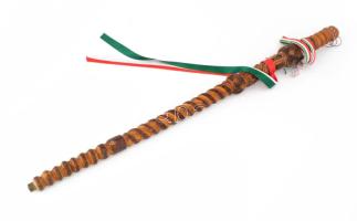 Faragott fa vőfély bot, trikolor szalagokkal, h: 89 cm