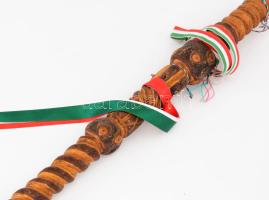 Faragott fa vőfély bot, trikolor szalagokkal, h: 89 cm