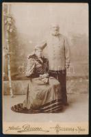 cca 1900 Az Osztrák Császári Lipót-rend lovagkeresztjével és a Vaskorona-rend III. osztályával kitüntetett katonatiszt és felesége, kabinetfotó, Atelier Bruno, Waidhofen an der Ybbs (Ausztria), kissé kopott, 16x10,5 cm