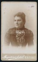 cca 1900 Hölgy portréja, vizitkártya Magaziner Antal sátoraljaújhelyi műterméből, kissé foltos, 10,5x6,5 cm (Ritka műterem!)