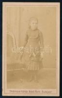 cca 1875 Kislány portréja, vizitkártya Strohmeyer Károly fényképész és festő budapesti műterméből, 10,5x6,5 cm (Ritka műterem!)