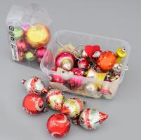 Doboznyi üveg karácsonyfadísz, közte egy kisebb doboznyi antik tétellel.