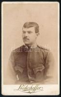 cca 1900-1910 Katonazenész portréja, vizitkártya Liederhoffer budapesti műterméből, 10,5x6,5cm