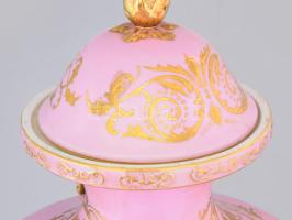 August Bauscher empír stílusú fedeles díszváza, oldalán maszkos díszítésű fogókkal, rokályos és növé...