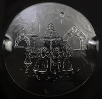 Üveg tortatál, rajta népi mulatságot ábrázoló jelenettel, hibátlan, d: 34 cm