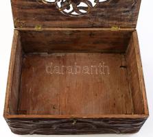 Régi faragott falra akasztható fa tároló, virágmintával, kopott, sérüléssel, 29x22 cm