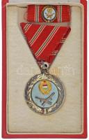1957. "Szolgálati Érdemérem" zománcozott, ezüstözött bronz kitüntetés mellszalagon, szalagsávon miniatűrrel, eredeti tokban T:AU NMK 618.