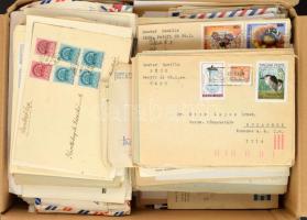 Kb 450 db magyar és külföldi küldemény, benne levelek, képeslapok, díjjegyesek, légi levelek dobozban