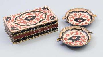 cca 1900/1920 Kínai tűzzománcos 3 részes dohányzó szett, doboz és két hamuzó, egyik hamuzón javítással, doboz 16x8 cm, hamuzó d: 10 cm