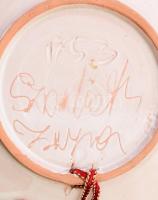 Szombathy Zsuzsa: Retró kerámia tál, jelzett, kis kopással, d: 18,5 cm