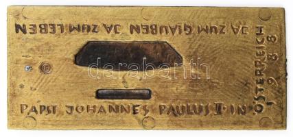 Erwin Huber (1929-2006): II. János Pál pápa emlék relief, Ausztria, 1988. Réz, jelzett, 16,5x7 cm
