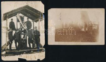 Katonák Daimler gyártmányú repülőgépmotorral, fotó, sérült, 14,5x10,5 cm + Repülőgép-szerencsétlenség, katonák felborult repülőgéppel, megírt fotólap, kissé sérült, 9x13,5 cm