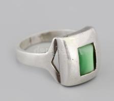 Ezüst (Ag) gyűrű, csiszolt zöld kő berakással, jelzett, m: 53, bruttó 4,7g