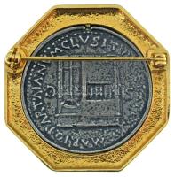 Római Birodalom DN Nero császár Sestertius érméjének modern replikája kitűzővé alakítva (br.40mm) T:...