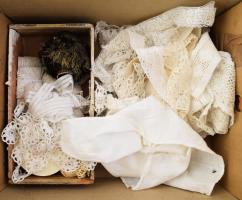 cca 1900-től kezdődően: Zömmel kézzel készült ruhadíszek, díszsávok, stb, jó állapotban, értékes darabokkal.