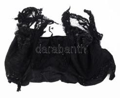 Régi fekete fűző, nem hordható állapotban, rengeteg fekete gönggyel felfűzve.