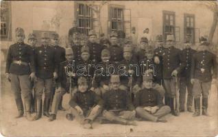 Komárom, Komárnó; Huszár laktanya udvarán, katonák csoportképe / K.u.k. military hussar barracks, group picture of soldiers. photo (fa)