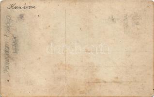 Komárom, Komárnó; Huszár laktanya udvarán, katonák csoportképe / K.u.k. military hussar barracks, gr...