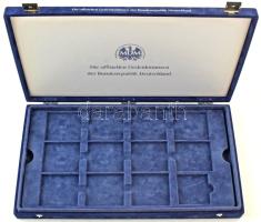 "Die offiziellen Gedenkmünzen der Bundesrepublik Deustchland" sötétkék bársonyborítású érm...