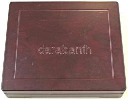 Mahagóni fa érmetartó kazetta bársonybéléssel, 1db kivehető tálcával, összesen 12db ~49x49mm-es férőhellyel. Használt, de jó állapotban, ragasztónyom a zsanéron (~52x247x287mm)