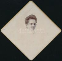cca 1900 Női portré, mignon fotó Ilona (Besztercebánya / Borosznofürdő) műterméből, apró tintafolttal, 7×7 cm