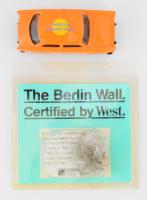 Trabant makett autó + Berlini fal egy darabja, tanúsítvánnyal.
