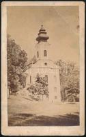 cca 1880 Máriabesnyői templom, keményhátú fotó Kiszer Nándor budapesti műterméből, pecséttel jelzett, felületén törésnyom, 10,5×6,5 cm
