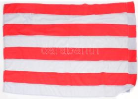 2 darab záslzó, közte magyar címeres.