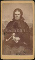 cca 1880 Idős hölgy portréja, keményhátú fotó Molnár és Adler műterméből, 10,5×6,5 cm