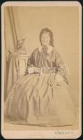 cca 1865 Idős hölgy portréja, keményhtú fotó Tömöry Ferenc szombathelyi műtermből, 10,5×6,5 cm