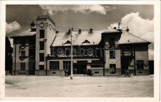 Rimaszombat, Rimavská Sobota; vasútállomás, hölgy kerékpárral. Marosi József kiadása / railway station, lady with bicycle