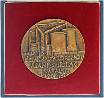 1975. "Északmagyarországi Állami Építőipari Vállalat Miskolc 1975" kétoldalas, öntött bronz plakett (78mm) T:AU