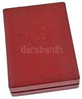 1950. "Kiváló Dolgozó" Rákosi-címeres zománcozott kitüntetés eredeti tokban, miniatűrrel T...